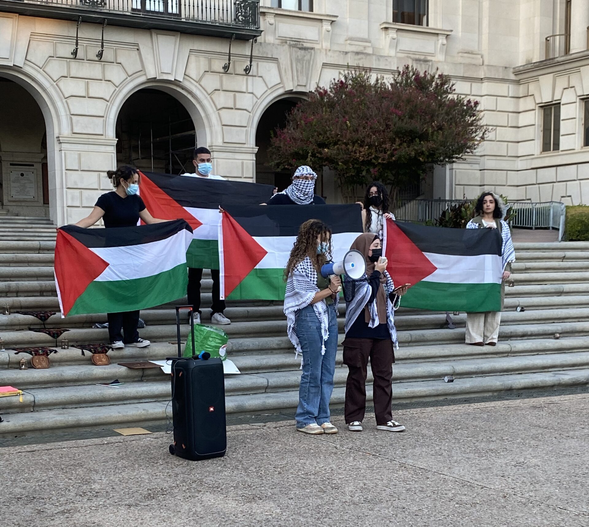 Students voice solidarity, outrage as conflict in Palestine escalates ...